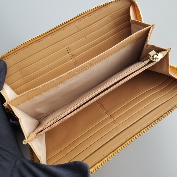 LV 44-000  Coach Large Zippy compact wallet - Picture 2 of 8